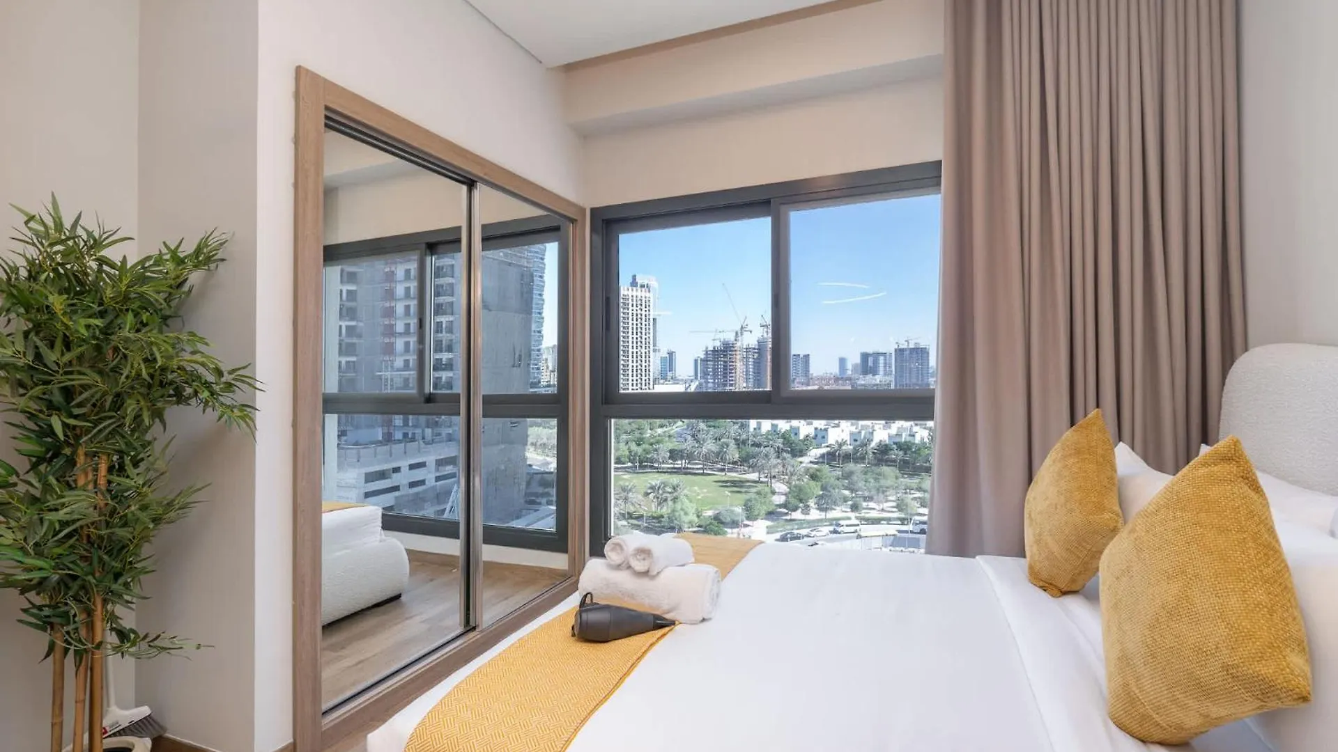 Comfortable Flat That Sleeps 2 Near Circle Mall Dubai Apartment