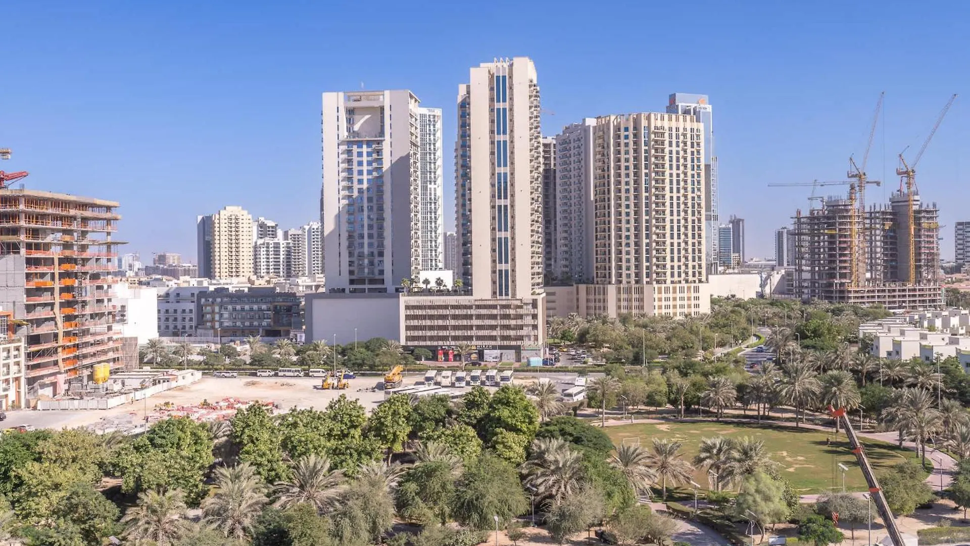 Comfortable Flat That Sleeps 2 Near Circle Mall Dubai Apartment