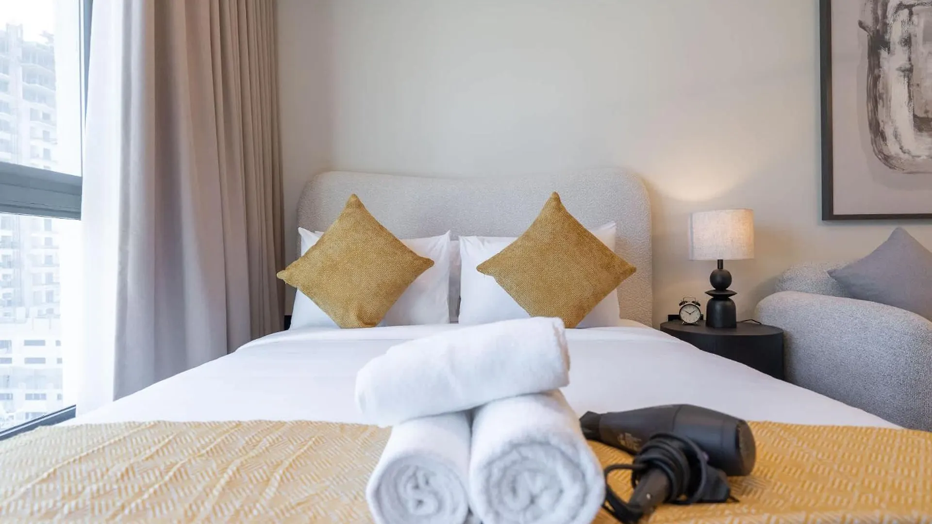 Comfortable Flat That Sleeps 2 Near Circle Mall Dubai Apartment