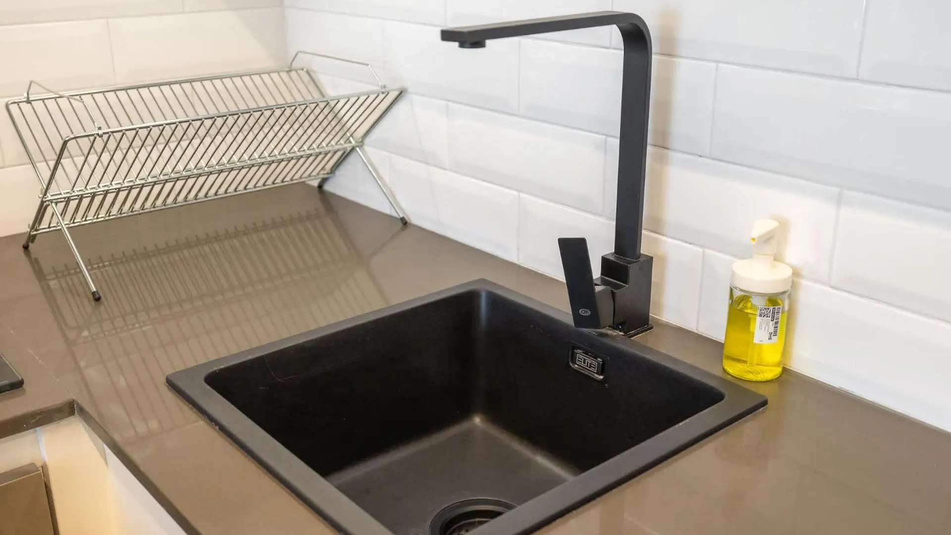 Comfortable Flat That Sleeps 2 Near Circle Mall Dubai Apartment